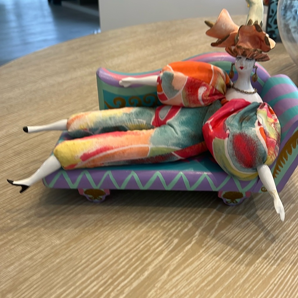 Rigodon doll made in 🇫🇷 France Beautiful 
Hand painted chair also Beautiful 🎀